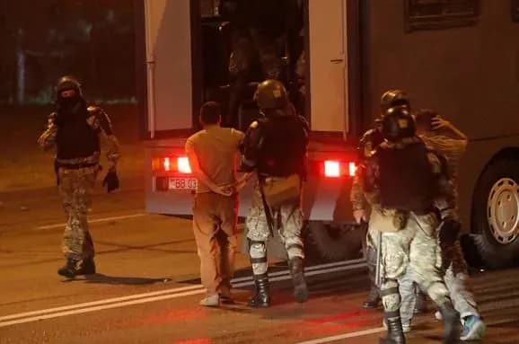 Третя доба протестів у Білорусі: силовики затримали журналіста