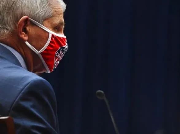 Головний інфекціоніст США розкритикував російську вакцину від коронавірусу