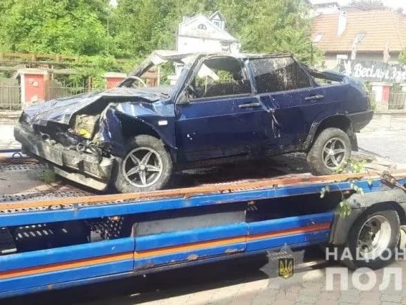 У Закарпатській області автомобіль з’їхав в озеро: пасажир загинув