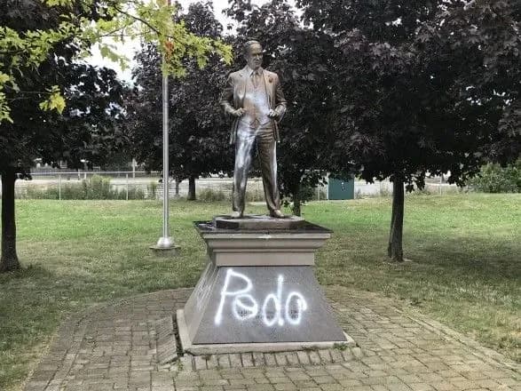 У Канаді знову осквернили пам'ятник батькові Джастіна Трюдо