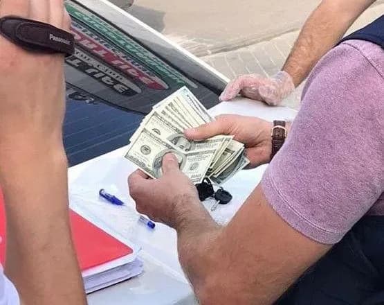Чиновників однієї з РДА у Києві викрили на хабарі у 3,5 тис. доларів
