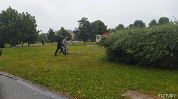 У Білорусі тривають страйки: на МТЗ людей розігнав ОМОН