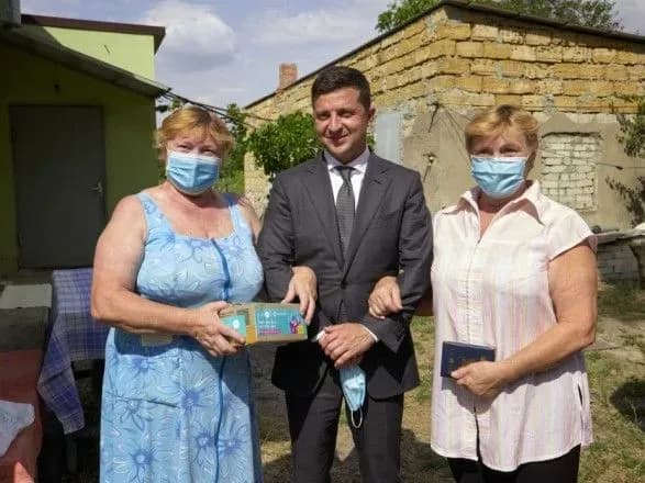 Зеленський роздав жителям Херсонщини ліки та пенсії