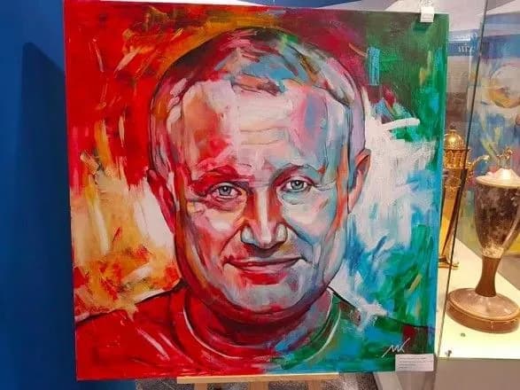 Суркіси "зарахували" себе до легенд "Динамо": портрети у музеї і реакція соцмереж