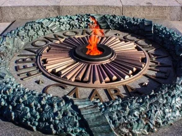 Киевляне показали, как разваливается лестница, ведущая к Мемориалу Вечной Славы