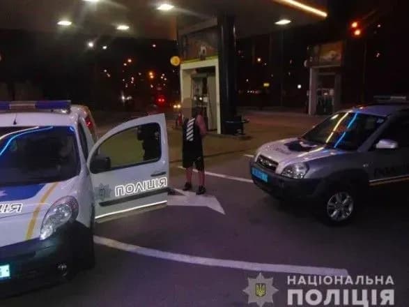 Через відмову продати алкоголь чоловік погрожував "підірвати" столичну заправку