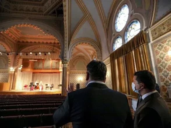 Зеленський відвідав Закарпатську філармонію, хоче включити її ремонт до "Великого будівництва"