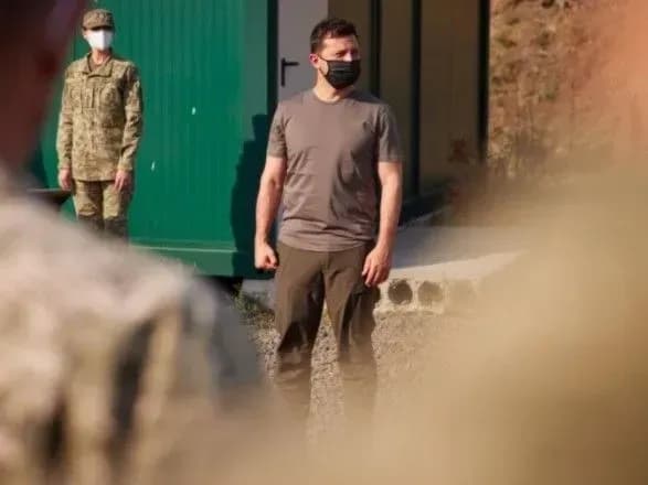 "Скуштував борщ та рисову кашу": Зеленський відвідав базовий табір Головного управління розвідки