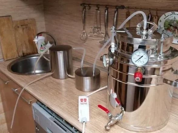 В Україні хочуть легалізувати самогоноваріння: чим мотивують та які обмеження