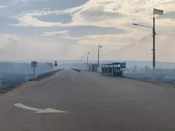 Поряд з КПВВ “Станиця Луганська” все ще залишаються осередки вогню