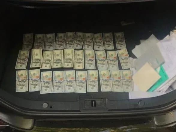 У Києві двоє осіб обіцяли за 18 тис. доларів влаштувати на посаду помічника нардепа