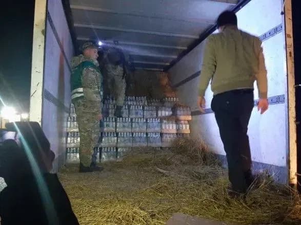 У сіновозі біля кордону із Польщею виявили близько 300 ящиків алкофальсифікату
