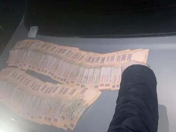 На Запоріжжі поліцейський за хабарі допомагав торгувати коноплею