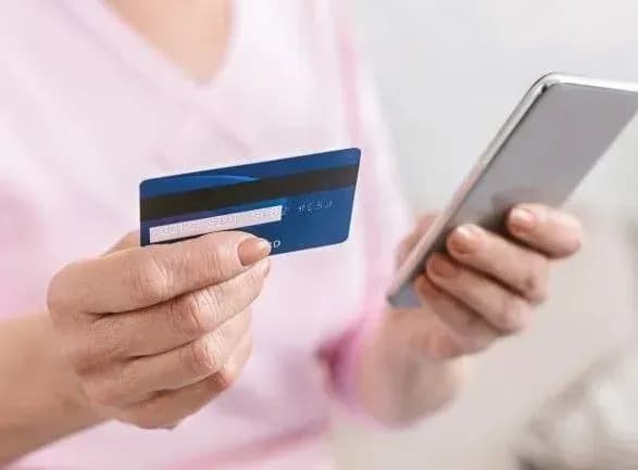 Зловмисник викрав з картки жінки 140 тис. грн, які вона збирала на лікування доньки – дитина померла