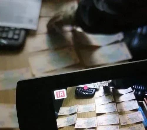 На Київщині на хабарі викрили землевпорядника, який є кандидатом у депутати на місцевих виборах