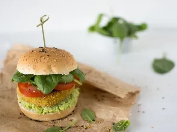 Фермери хочуть через Європарламент заборонити "вегетаріанські бургери"