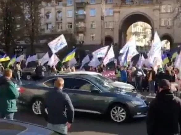 Во время митинга инвесторы банка "Аркада" перекрыли движение на Крещатике