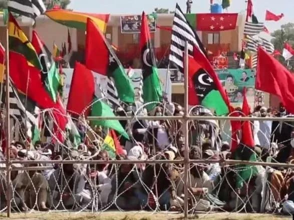 В Пакистане во время масштабного митинга оппозиции произошел взрыв, есть погибшие