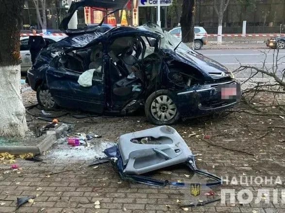 На Одещині нетверезий водій в’їхав у дерево: є загиблі та травмовані