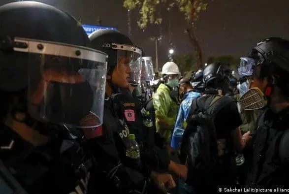 У Таїланді поліція за допомогою водометів розігнала протестувальників