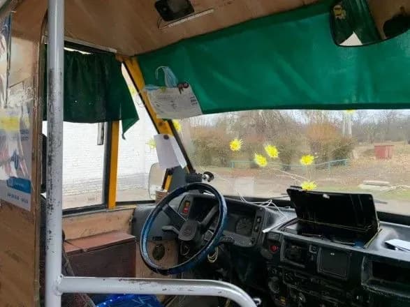 В Донецкой области неизвестный в балаклаве обстрелял авто членов УИК пулями с краской