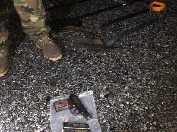 В зоне отчуждения задержали сталкеров с пистолетом