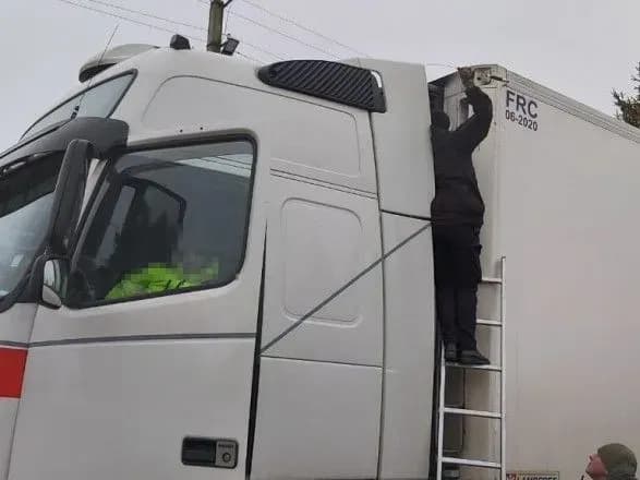 Українець намагався ввезти з Білорусі фуру сигарет замість оселедця