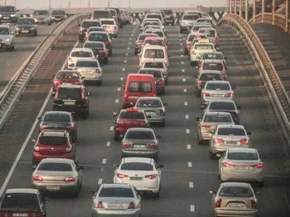 Зранку на всіх мостах Києва утворилися затори