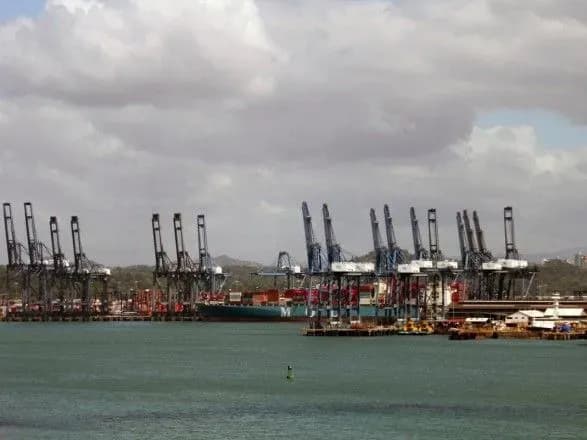 Розлив нафтопродуктів у Чорноморську: в судноремонтному заводі заявили про проблеми з буксиром