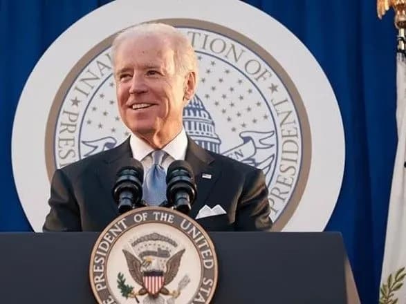 Лікарі виявили у Байдена тріщини в двох кістках в стопі