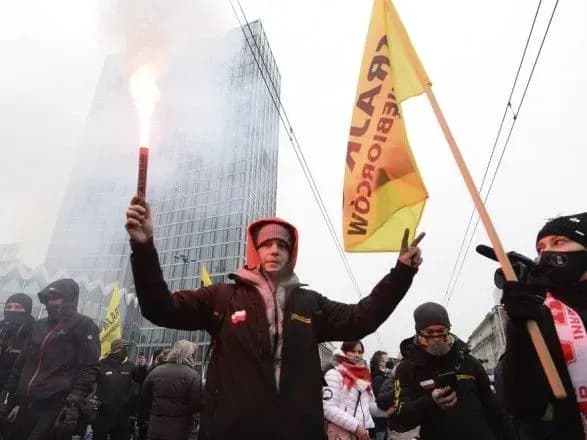 У Польщі пройшли протести, під будинком Качинського залишили мертву свиню