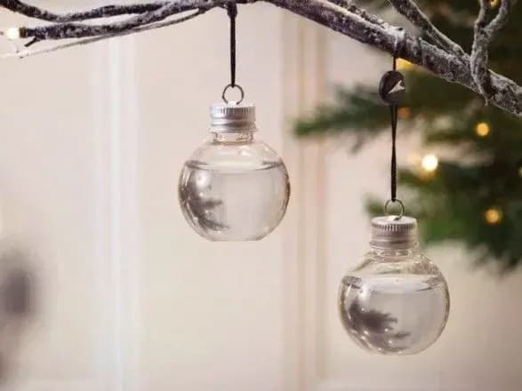 Прикрасити ялинку весело: британська компанія випускає новорічні іграшки з алкоголем