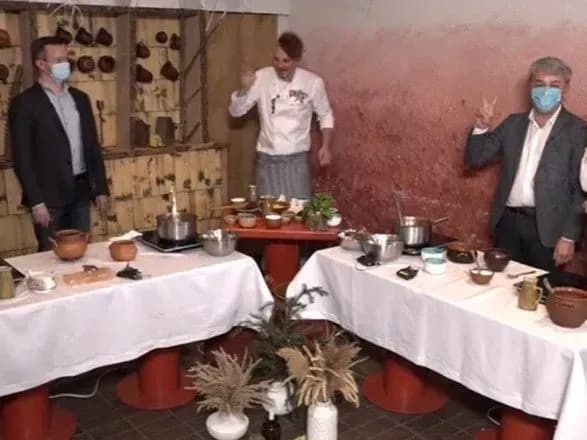 На борщ-батлі міністрів переміг Євроатлантичний борщ з вишнями