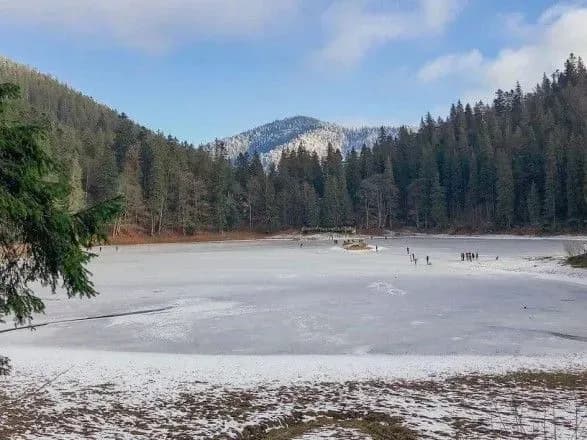 На Закарпатті замерзло озеро Синевир