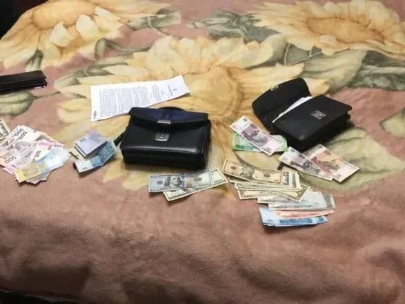 У Києві експравоохоронець збував підроблені долари та гривні