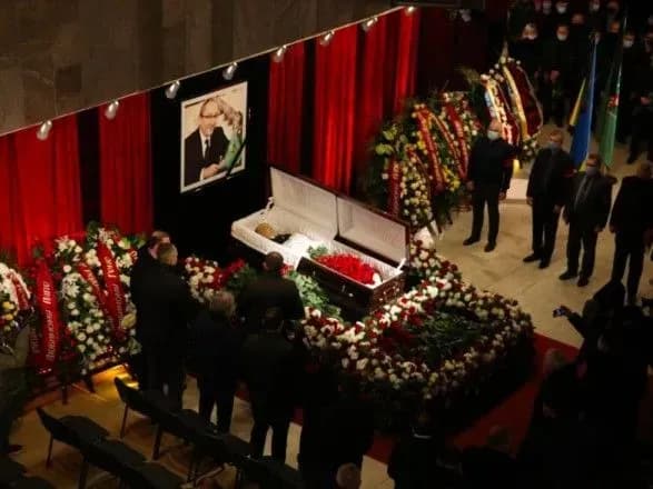 Черга на 300 метрів та вантажівки квітів: як у Харкові прощаються з Кернесом