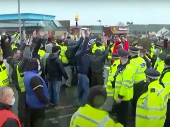 Біля британського порту Дувр скупчилися тисячі людей, які не можуть виїхати додому на Різдво
