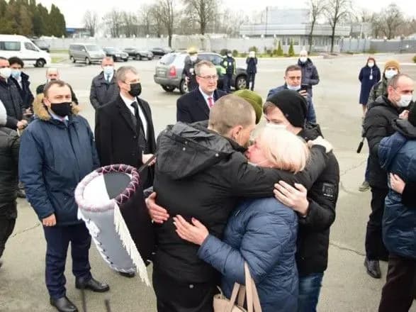 В Україну повернулися четверо моряків, які більше 4 років утримувалися у в'язниці в Лівії