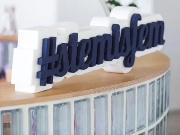 STEM is FEM познайомить школярок зі штучним інтелектом та машинним навчанням