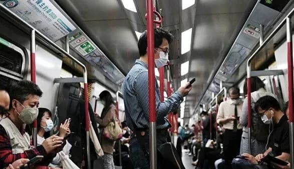 Не розмовляйте у метро: порада лікарів для протидії COVID-19