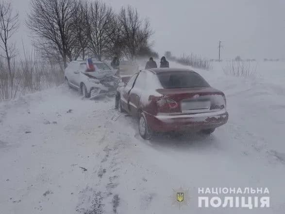 Занесло на дорозі: легковик влетів в авто поліції, четверо людей постраждали
