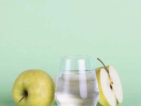 Жителі Великої Британії питимуть український самогон із чорнобильських яблучок і води