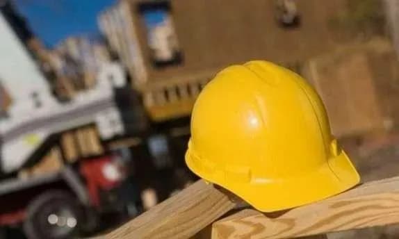 Будівельник впав з висоти на сходовий марш і загинув: двом посадовцям повідомили про підозру