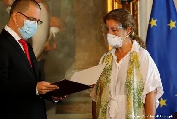 Власти Венесуэлы объявили посла ЕС персоной нон грата