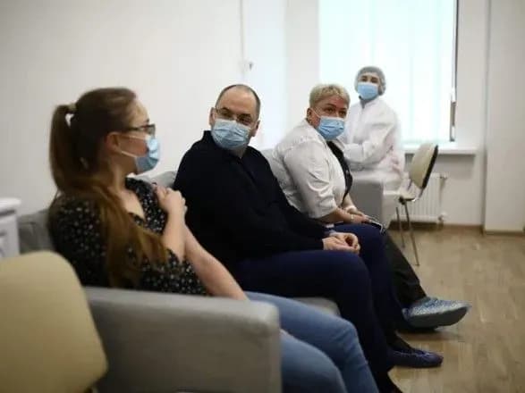 “Вперше лайк”: як соцмережі відреагували на публічну вакцинацію міністра Степанова від COVID-19