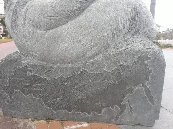 В Турции на скульптуре заметили карту с "российским" Крымом. По просьбе МИД карту удалили