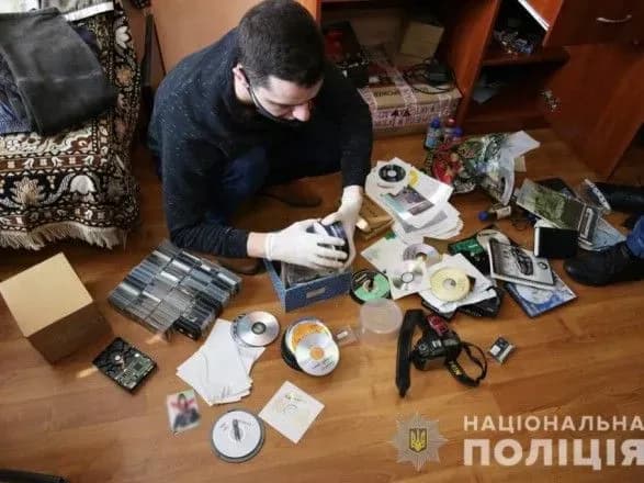 Знімав дітей у дитсадках: на Київщині фотографа підозрюють у розповсюдження дитячої порнографії