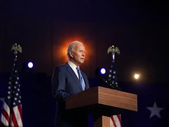 Байден наказав США надати право вакцинуватися дорослим до 1 травня