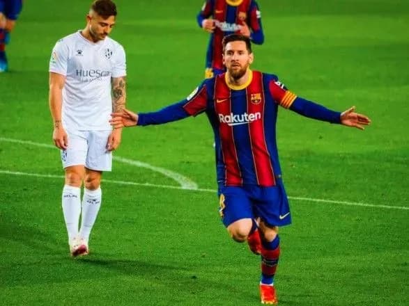 Нападающий Месси оформил дубль и повторил рекорд Хави