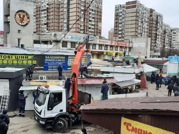 На Троєщині розпочали демонтаж незаконних споруд